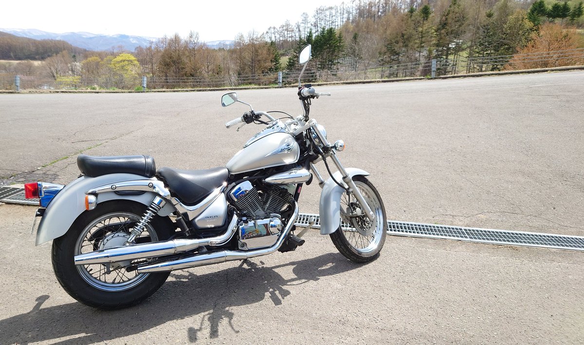yoichi_suna's tweet photo. 遠目からから見たら
ピッカピカになりました。

今期の通勤の相棒
イントルーダー250始動！

このバイク
人気はありませんが
それがまた良い😆

扱いやすくて低燃費!! https://t.co/KhU4TqVopi