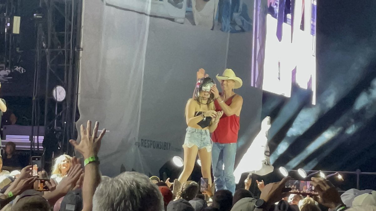 Thank you <a href="/kennychesney/">Kenny Chesney</a> for an incredible night in Tampa! We love you! ♥️🏴‍☠️🎶 #KennyChesney #Tampa #995QYK #HereAndNowTour <a href="/OldDominion/">Old Dominion</a>