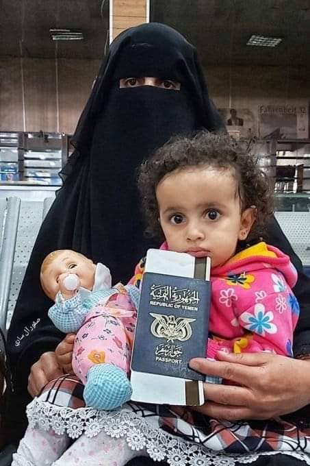 في الإنتظار على أمل السفر لعلاج طفلتها عبر مطار صنعاء .. قد تشعر الدمية التي في يدها بأوجاعها ومعاناتها ، ولن يشعر العالم القبيح بها. 

*صبراً يا أماه ، إن الله معنا😔✋🏻*