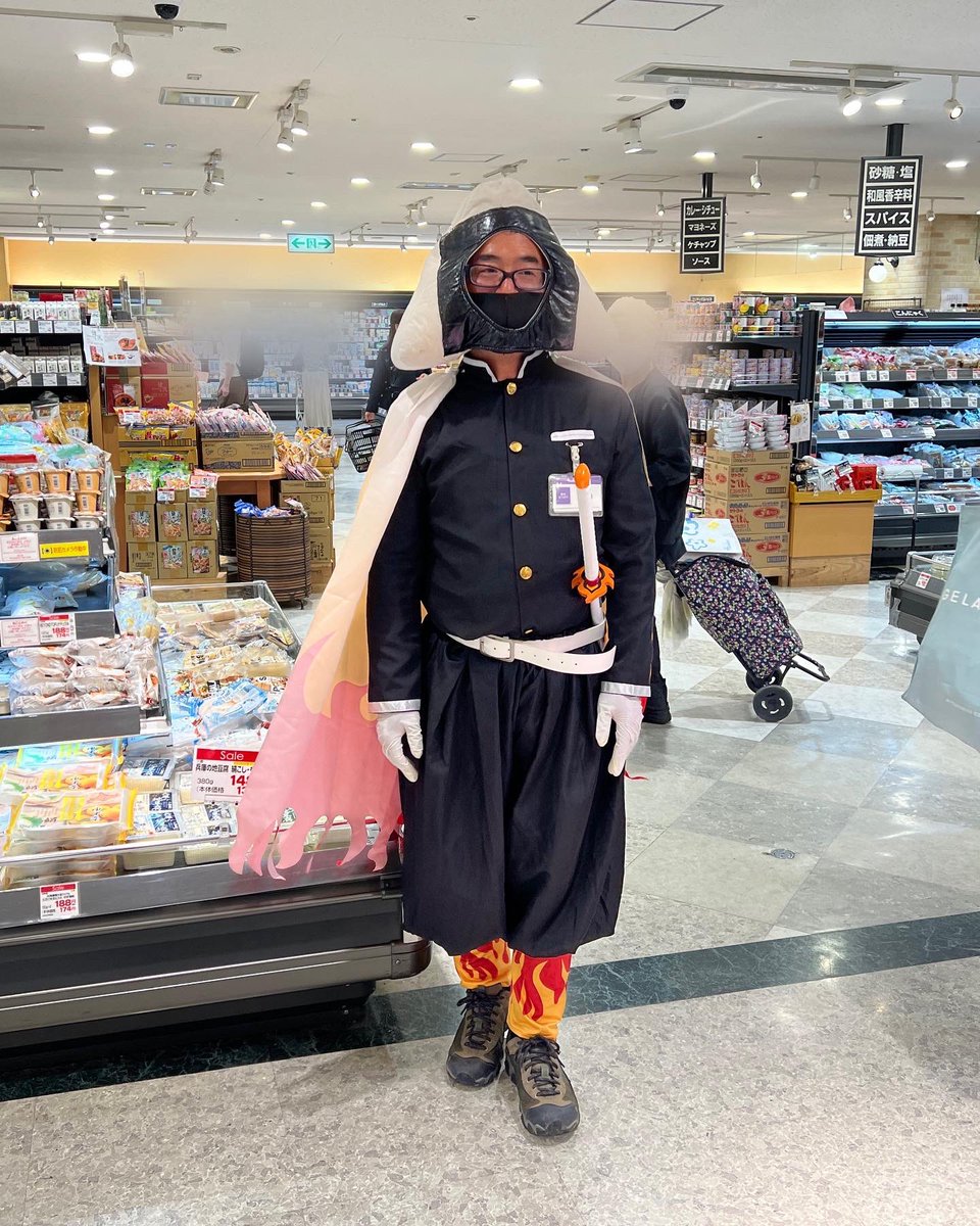 10per1696man's tweet photo. よもやよもや

本日は宝塚阪急です

売場にすごい違和感を醸し出しつつ
試食販売をしております。

お近くの方は是非遊びにきてくださいね

＃宝塚阪急
＃鍵庄
＃明石のり
＃のりのり柱
＃おにぎりさん https://t.co/5Ucc7oqgqe