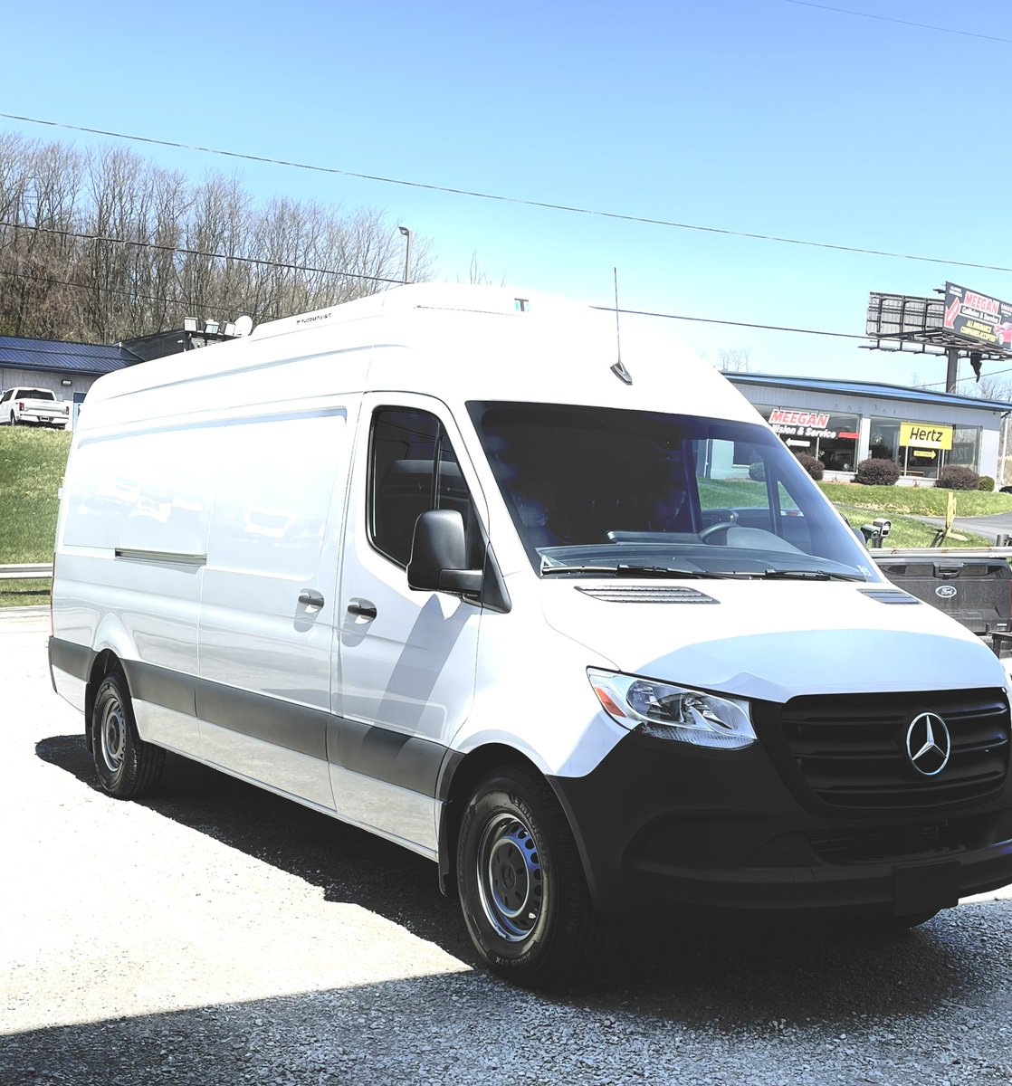 MobileColdSol's tweet image. 2022 @MBvansUSA Sprinter 170” wheelbase high roof cargo van with Mobile Cold Solutions insulation package and a @thermoking V520-20Max refrigeration unit (with electric standby). Rear and side door strip curtains, aluminum tread plate floor, LED lights, 2 rows of e-track.
