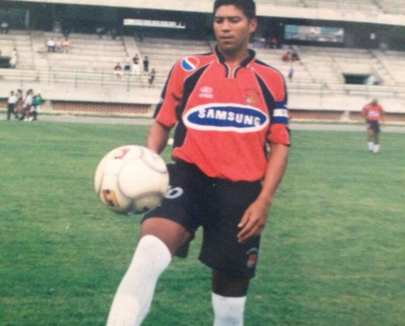 Stalin Rivas debuta en la Primera División de Bélgica con el equipo Standard Lieja (1992). Primer futbolista venezolano en la historia en jugar en Europa.
#MisEfemerides #24may  🇻🇪⚽️