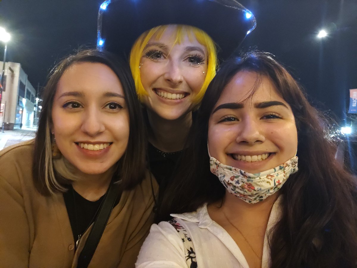 SoulInkArtist's tweet photo. Thank you @TessaViolet for the picture! You were amazing tonight! https://t.co/JTngroFzzn