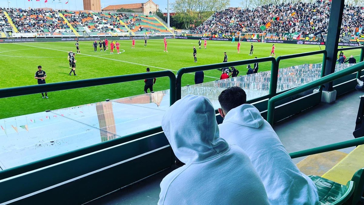 ChrisGio70's tweet photo. Day 1 SPETTACOLO EPSA Tour di Italy-primo brivido Venezia una delle città più belle del mondo poi partita Venezia vsAtalanta Grazie al mio grande amico Alessandro D’Amico 🇮🇹🇨🇦Ryan Giovannini Kyle Giovannini
#venezia
#villafrancadiverona
#verona
#chievoverona
#ascoli #Roma #Fondi https://t.co/Gl15oYsJJP