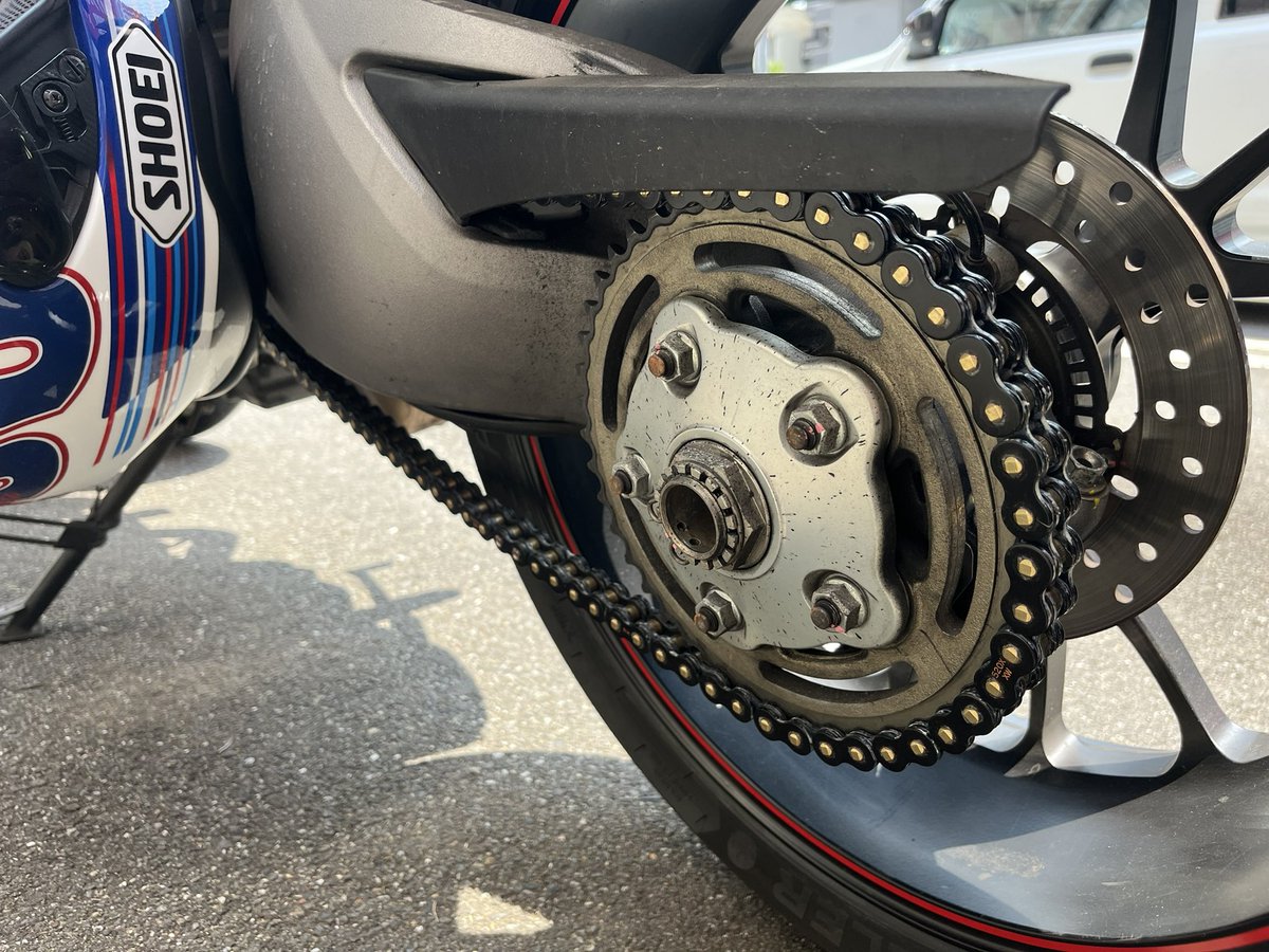 昨日ハイパーのチェーンを交換した。というかお店で交換してもらったんだけど。念願の黒金チェーン。嬉しくて走りたいけど雨。なのでおビール飲んでいます。