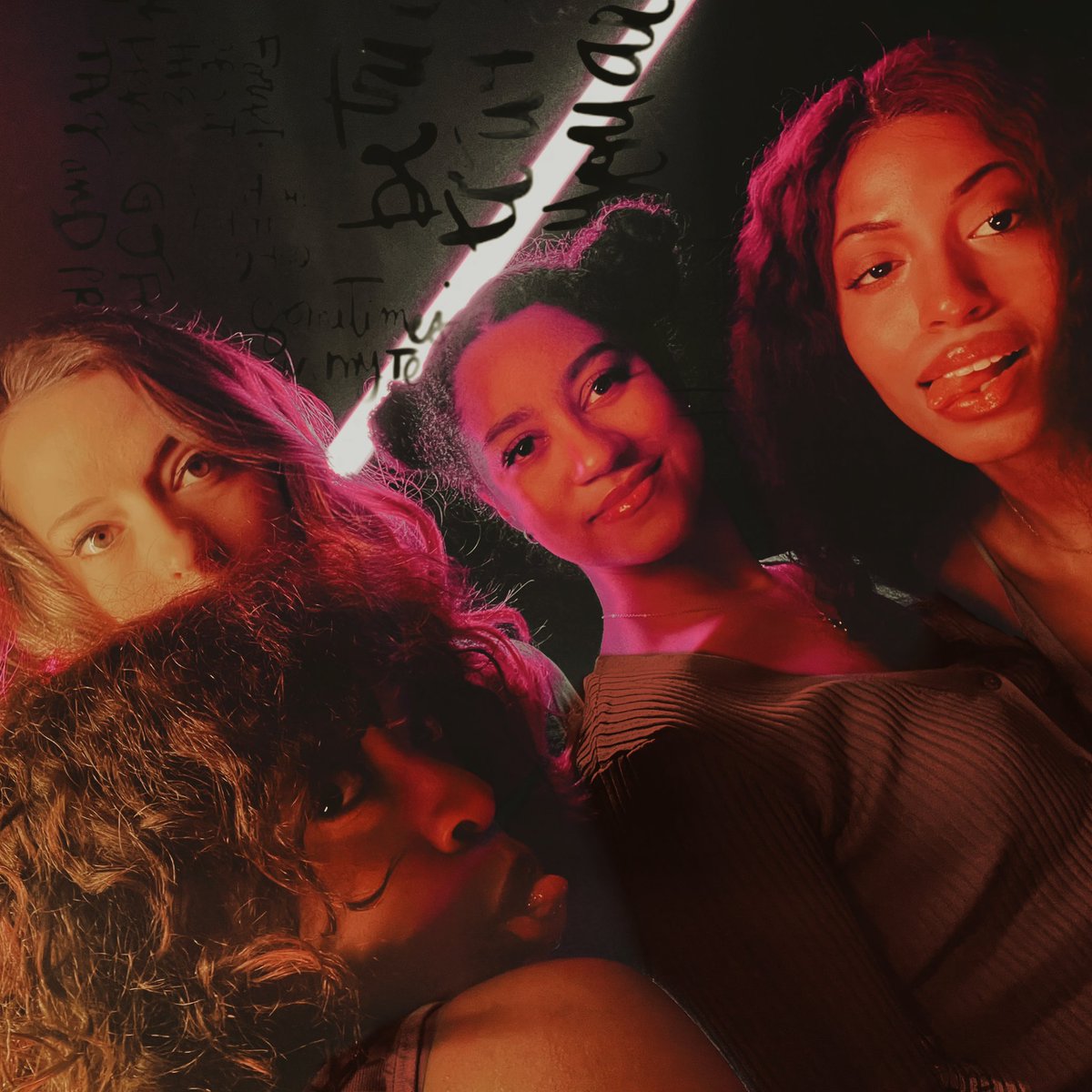1221official_'s tweet photo. πΈ Group Selfie π€³πΎ β¨
#girlgroup #music #comingsoon #newmusic #tunein #followus #SaturdayVibes #musicartists #1221music #mirrorhour https://t.co/ZLbqxar6ry
