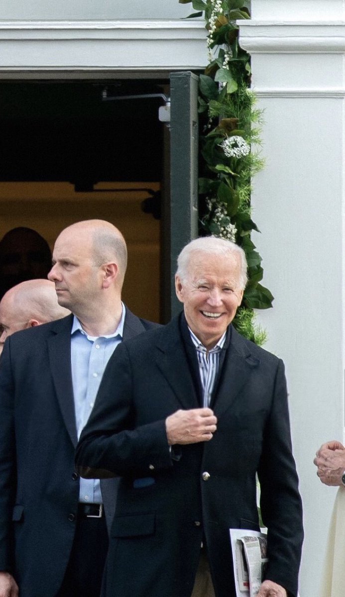 TheFirstCouple's tweet photo. @potus departs church after attending mass at St. Joseph’s Catholic Church. 
.
.

Photo | Stefani Reynolds

#biden #joebiden #jillbiden #drbiden #potus #flotus #president #firstlady #usa #unitedstates #politics https://t.co/Sn3lfAbe50