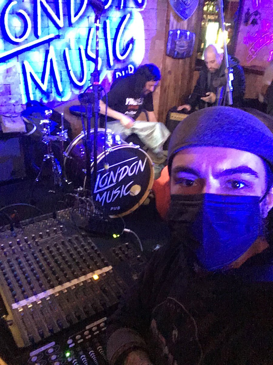 amaralnorthon's tweet photo. Banda Youngles quebrou tudo hoje no London!!! Segurei MUITO bem o som e a luz, mesmo sozinho! 🎚🔥

É difícil pra caralho controlar 5, 6 coisa ao mesmo tempo enquanto o artista toca. Tua tomada de decisões quando rola percalços precisa ser NO ATO. 

#TecnicoDeSom #AudioNerdz https://t.co/2pi0wD5RsI