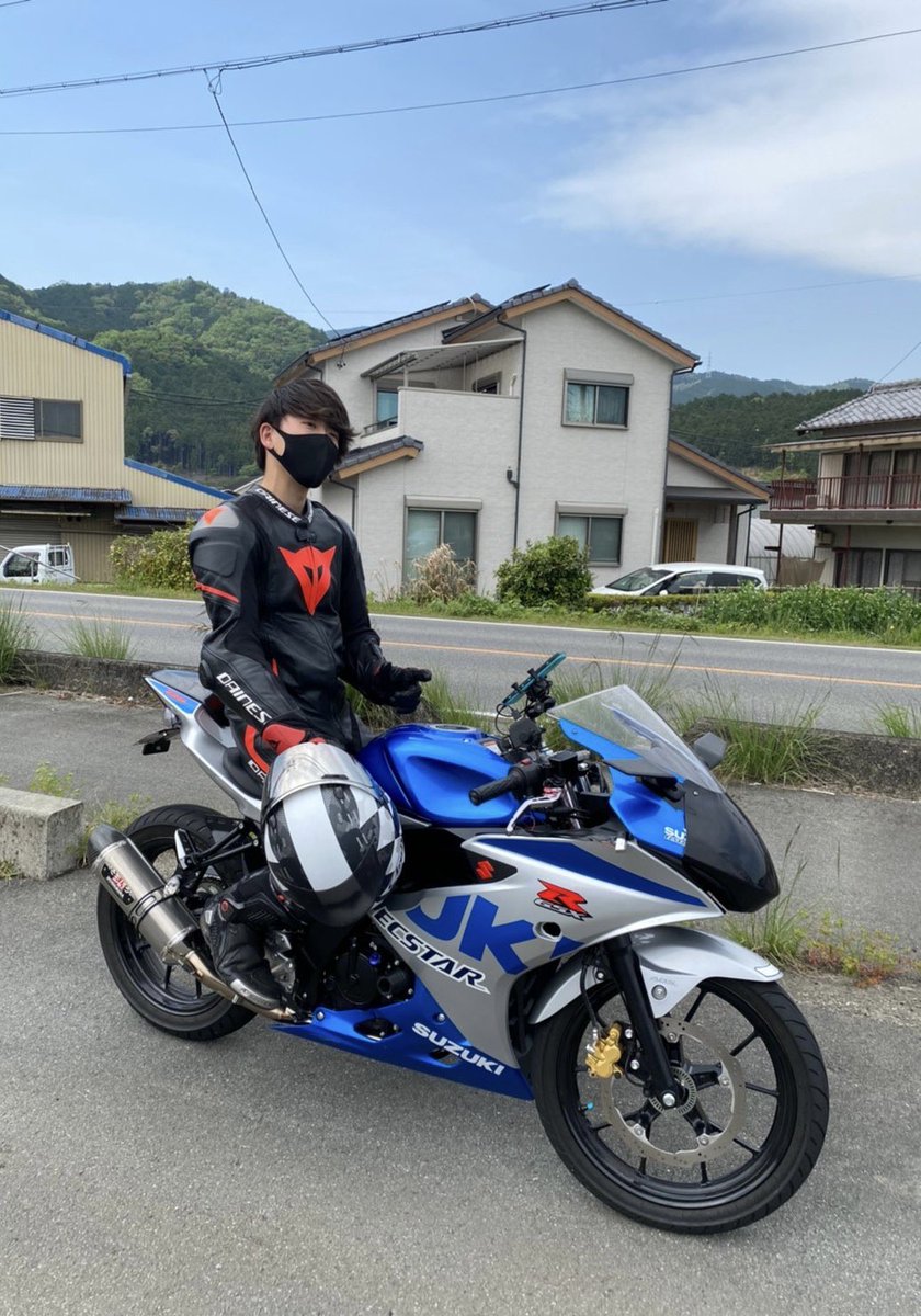 Pot_XL's tweet photo. バイク増えたから更新🙌
名前:ポット
性別:男
年齢:24
身長:172
住み:三重
愛車:YZF-R1(北米),GSX-R125,カブ90
職業:化学メーカーエンジニア👨‍💻
好き:バイク、カメラ📸
一言:安全第一で楽しみます⛑

#バイク乗りと繋がりたい
#バイク乗りとして軽く自己紹介 https://t.co/3sbtfoPchb
