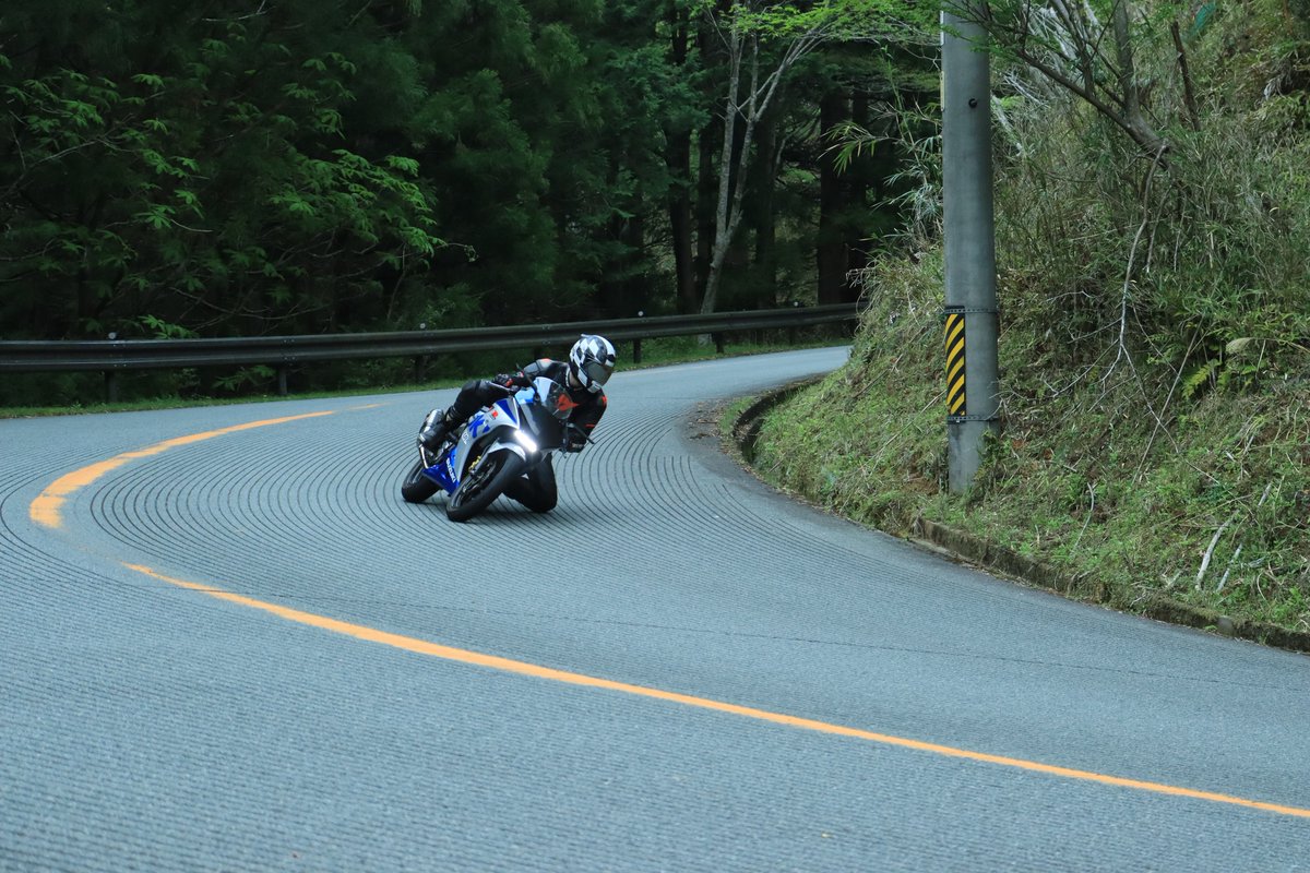 Pot_XL's tweet photo. バイク増えたから更新🙌
名前:ポット
性別:男
年齢:24
身長:172
住み:三重
愛車:YZF-R1(北米),GSX-R125,カブ90
職業:化学メーカーエンジニア👨‍💻
好き:バイク、カメラ📸
一言:安全第一で楽しみます⛑

#バイク乗りと繋がりたい
#バイク乗りとして軽く自己紹介 https://t.co/3sbtfoPchb