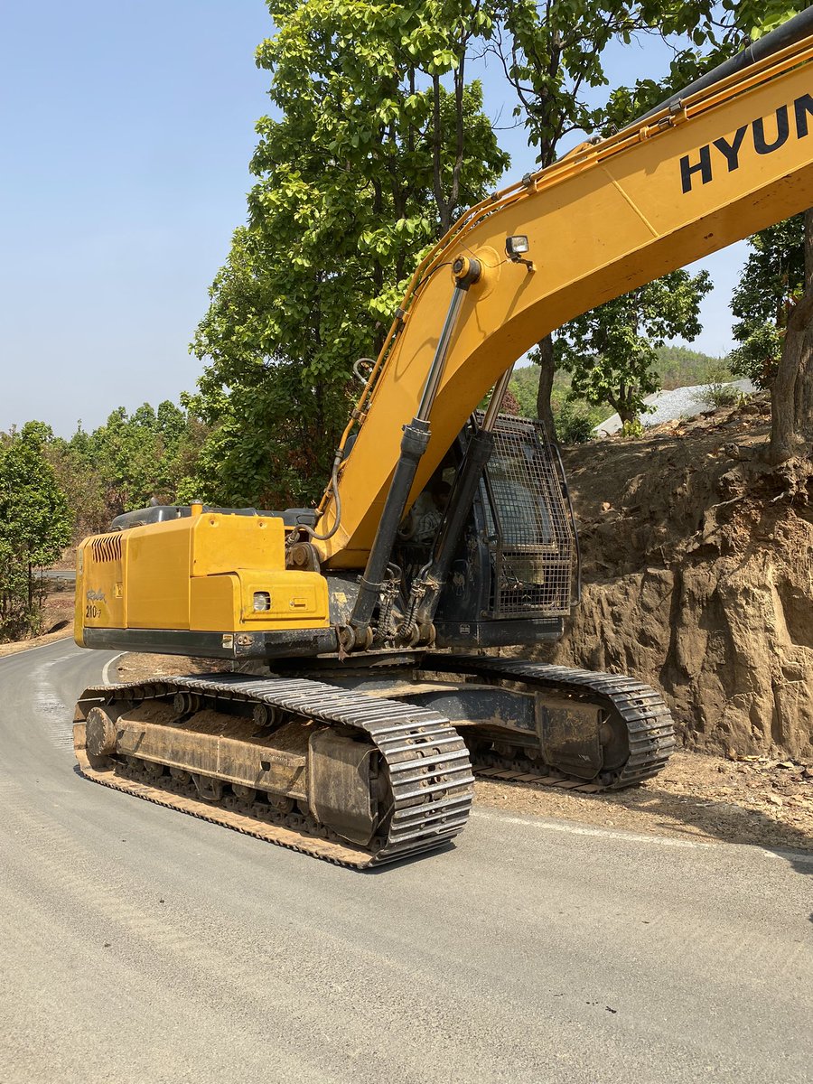 1/2 This is the road from Batauli to Kardana which used to be one of the most beautiful road but because of the negligence of contractor this road is getting completely distorted.
@SurgujaDist @GovernorCG @ChhattisgarhCMO @MORTHIndia 
#negligence