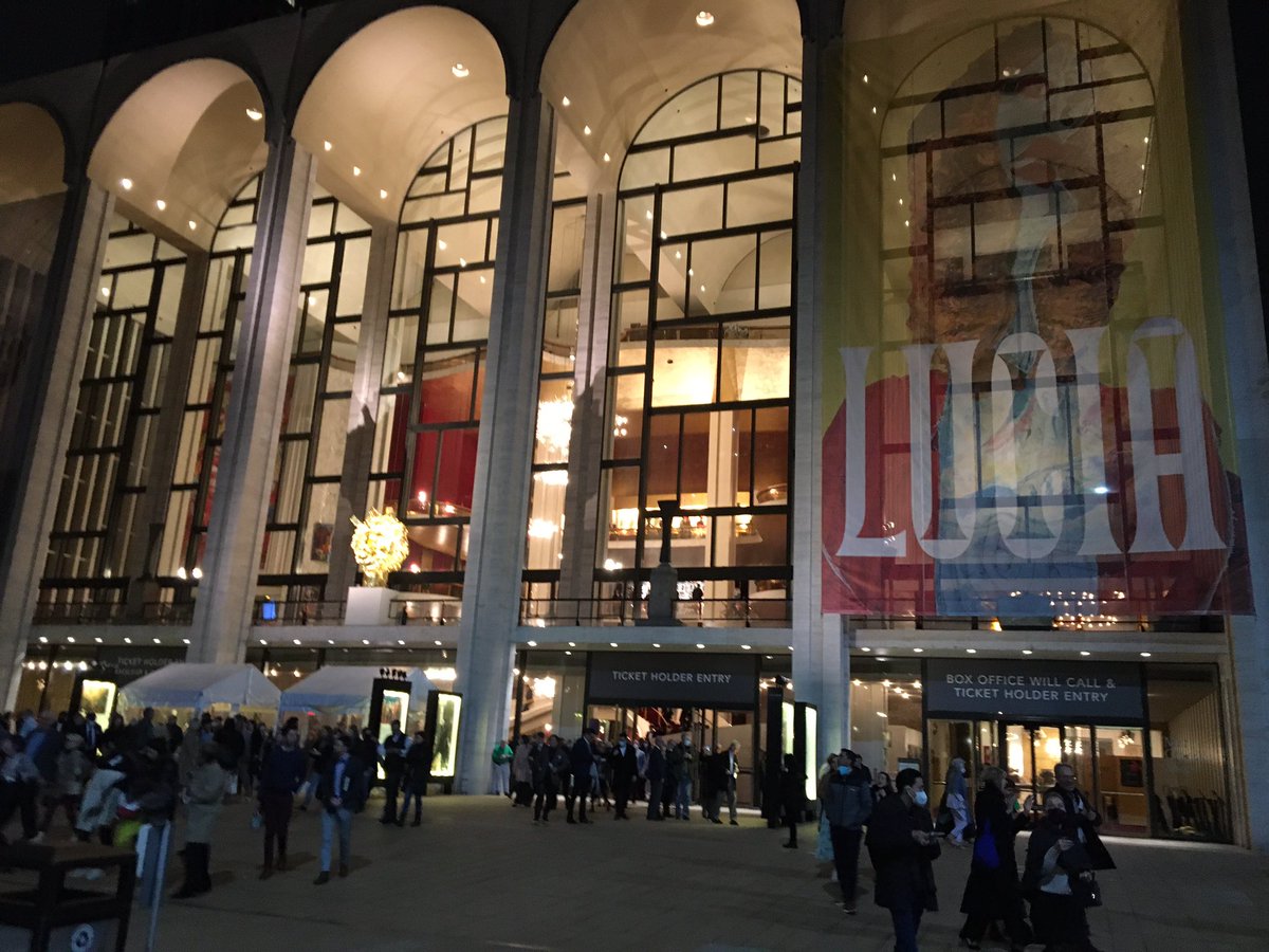joepaulbliss's tweet photo. Lucia Di Lammermoor opening night. Brava Nadine and Javier, amazing!#LuciaDiLammermoor #NadineSierra #JavierCamarena #MetChorus #EricFerring #ArturoRucinski #DeborahNansteel #AlokKumar #rushtickets https://t.co/DCbS54q5KZ