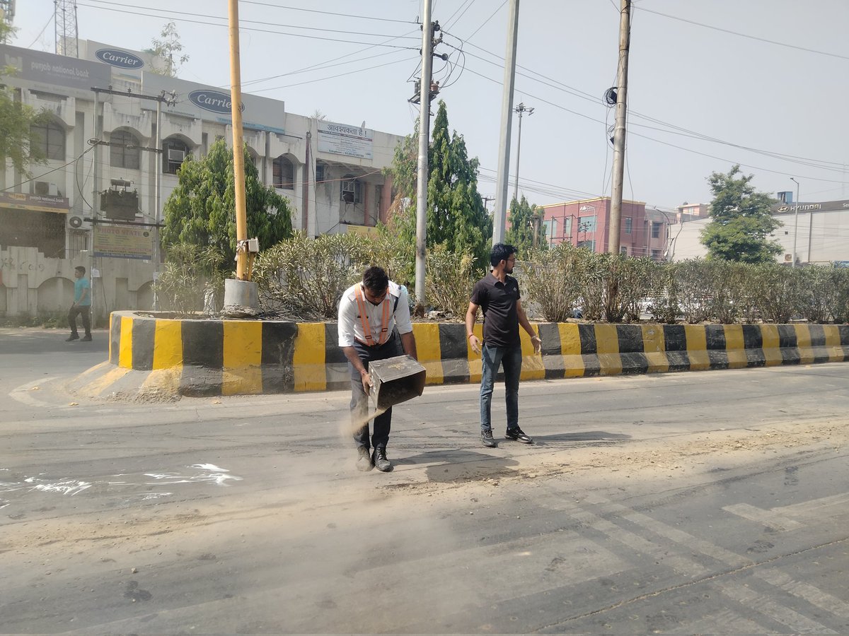 वाह सचिन जी @ सेक्टर 62 के पास किसी गाड़ी का आयल बह गया जिससे कई लोग फिसल कर गिर रहे थे।  वहां से यातायात विभाग के सचिन जी निकल रहे थे उन्होंने बीच सड़क में अपनी बाइक लगाई और लग गए समाधान में<a href="/noidapolice/">POLICE COMMISSIONERATE GAUTAM BUDDH NAGAR</a> @noidatraffic <a href="/alok24/">Alok singh</a>
