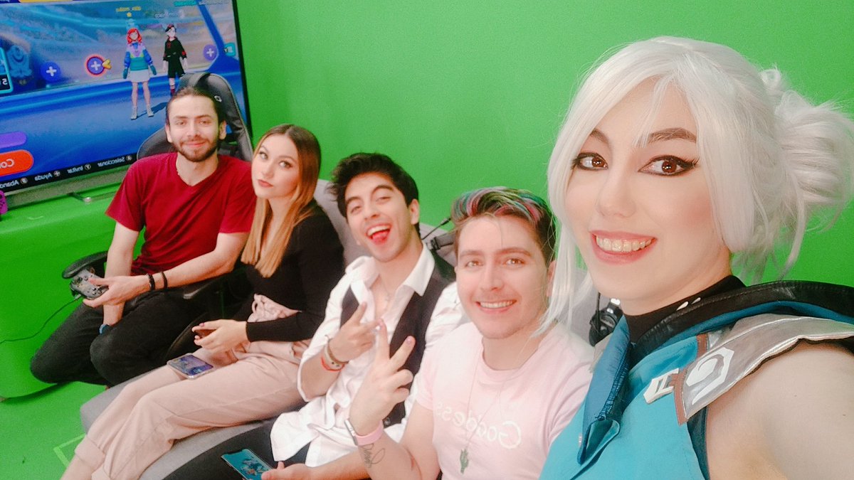 EritraJinx's tweet photo. Muchas gracias por acompañarnos en el @GamingWeekMX 💗 Me la pasé increíble, gracias por todo el apoyo en las transmisiones 🥰
#gamingweekspring22 ✨ https://t.co/X4BLkncThL