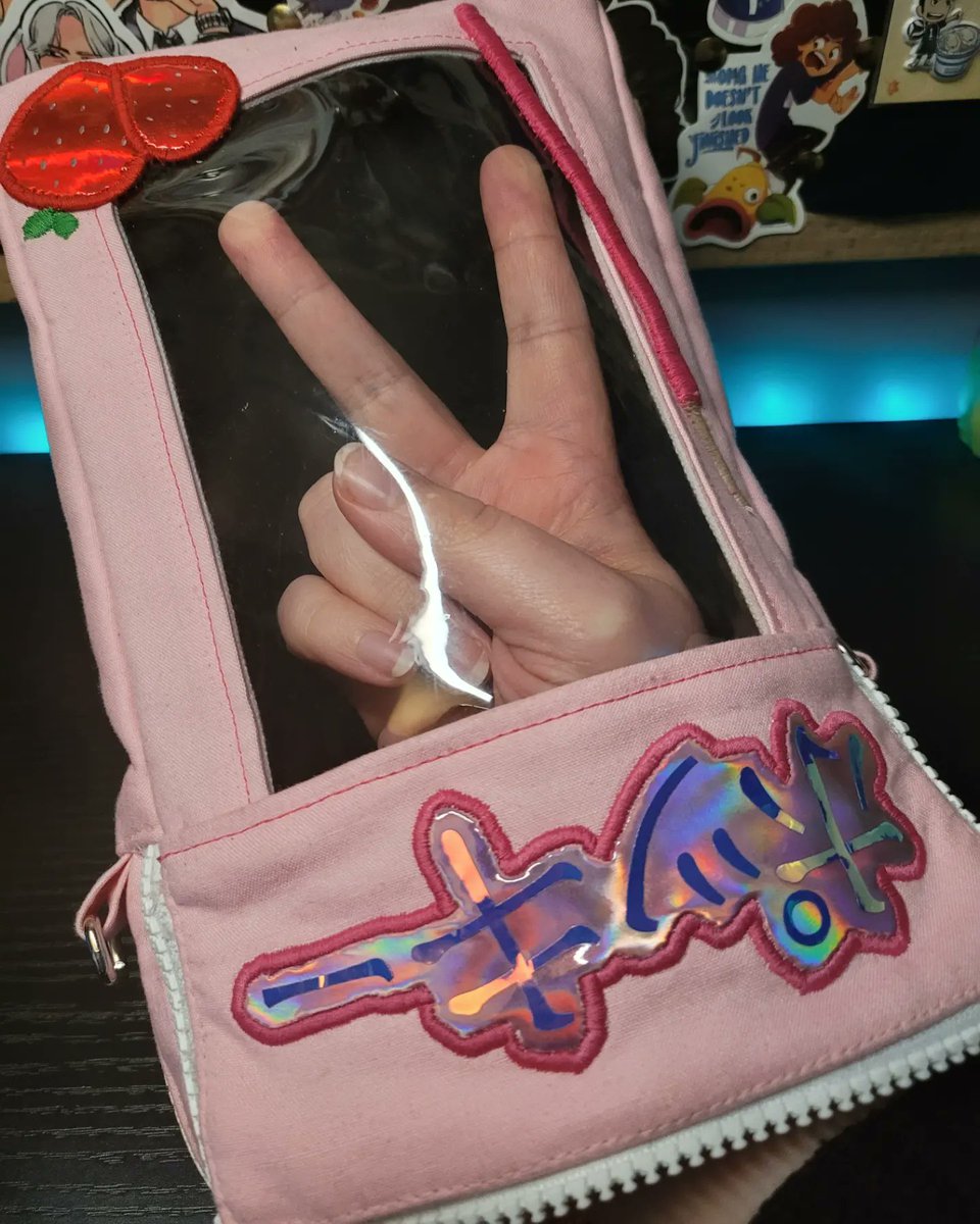 GeekSideOut's tweet photo. Working on new stuff~ 
I'm hoping to expand my products beyond just anime and games related.
So here's a prototype I made for a Pocky box inspired ita bag ✨️

What's your favorite flavor of Pocky?
Mine is crunchy strawberry!

#handmade #bagmaker #cute #pastel #kawaii https://t.co/4C6JsVnIzY