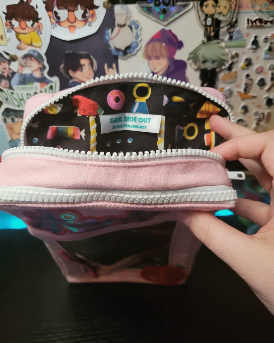 GeekSideOut's tweet photo. Working on new stuff~ 
I'm hoping to expand my products beyond just anime and games related.
So here's a prototype I made for a Pocky box inspired ita bag ✨️

What's your favorite flavor of Pocky?
Mine is crunchy strawberry!

#handmade #bagmaker #cute #pastel #kawaii https://t.co/4C6JsVnIzY