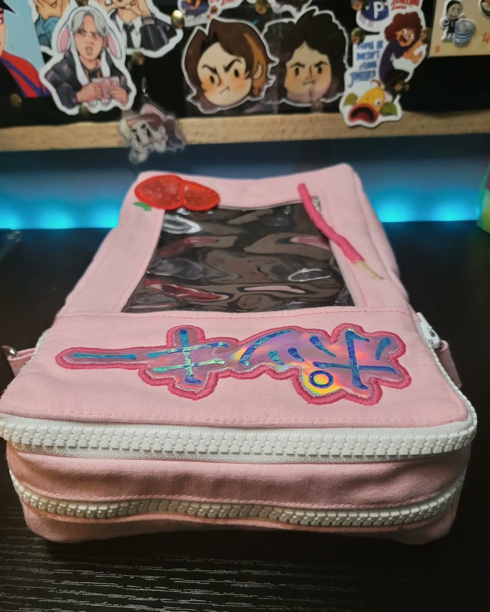 GeekSideOut's tweet photo. Working on new stuff~ 
I'm hoping to expand my products beyond just anime and games related.
So here's a prototype I made for a Pocky box inspired ita bag ✨️

What's your favorite flavor of Pocky?
Mine is crunchy strawberry!

#handmade #bagmaker #cute #pastel #kawaii https://t.co/4C6JsVnIzY