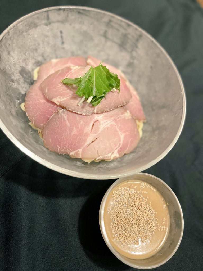 〜✨夏の新作胡麻つけ麺✨〜 

4月25日から始めます！
夏の新メニュー豚肩ロースがのったごま冷麺です😋😋
これから熱くなるなるので冷えた麺を胡麻だれつけて食べてみませんか？？
豚肩ロースが4枚のってて贅沢🍴✨