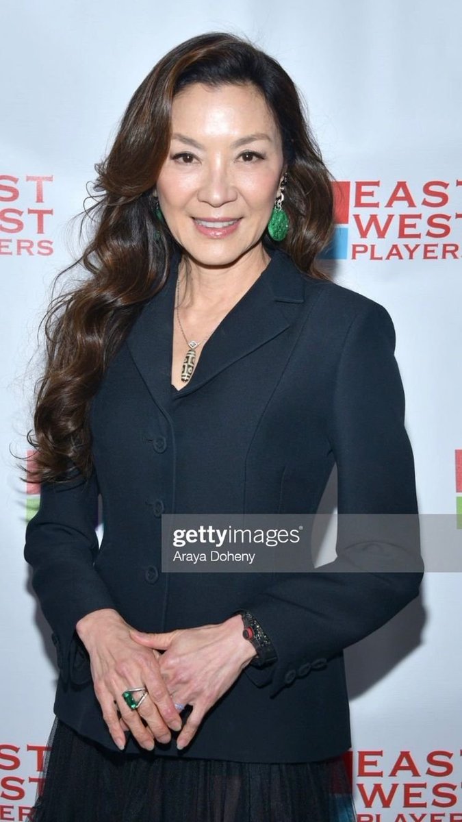 Yeoh_ShuLien's tweet photo. Hello there 💜#MichelleYeoh 
#EWPGALA https://t.co/57nYpd2wd7