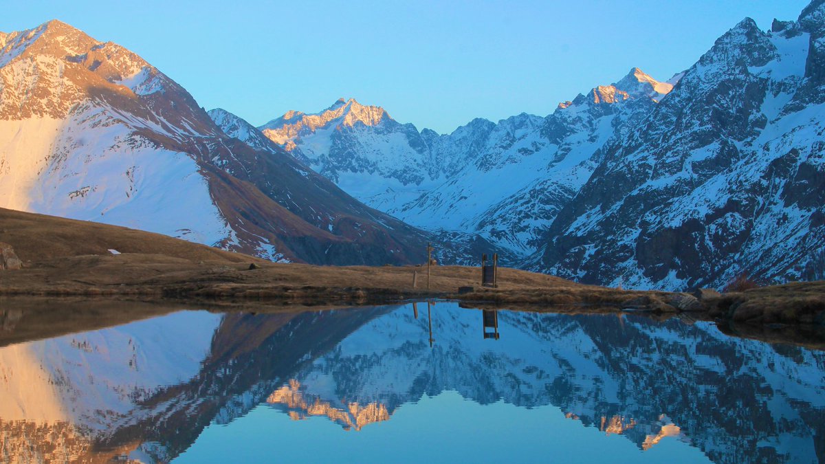 Coucher ou lever de soleil ?
#lagrave #lagravelameije #lagravetourisme #hautesalpes #myhautesalpes #provencealpescotedazur #mountainlovers #mountainview #lacdupontet #alpes #alpesfrancaises #frenchalps #paca #alpesdusud #paysdesecrins #lovelagrave #lovelagravelameije #randonnée