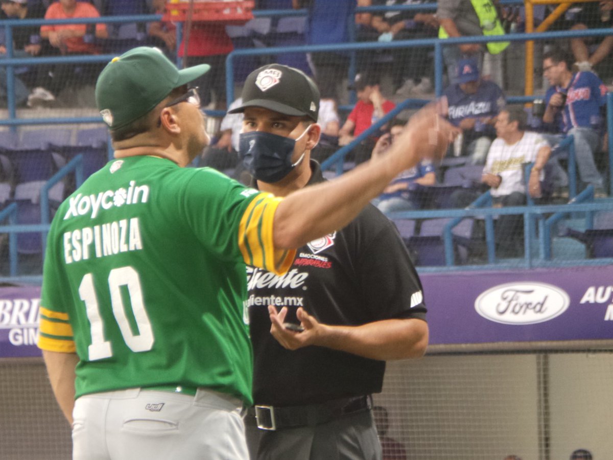 Cedric_80's tweet photo. La Tropa @GeneralesdDgo cayó ante la furia azul de @AcererosOficial 9 carreras vs 1. La buena salida de #Gaxiola no fue suficiente para callar los cañones de Monclova que fueron liderados por homerun de #PabloSandoval y de #KeonBroxton que tenía casa llena. Mañana el definitivo. https://t.co/i47qo7lpAf
