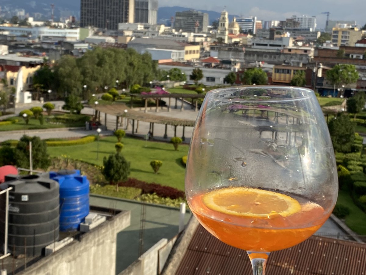 LuFeRuiz_L's tweet photo. Que bonita sos Guate 🇬🇹💙🤍 #APorTi #GinAperol #centrohistorico https://t.co/lUNdhuSbnD