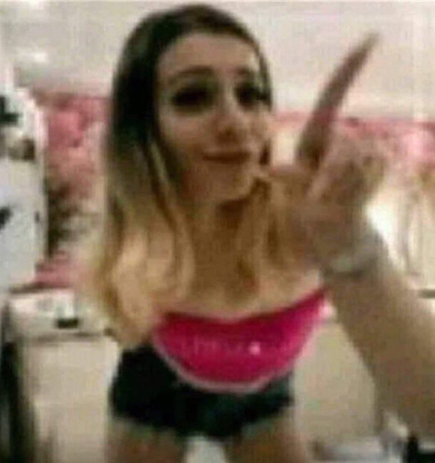 playkween's tweet photo. atualiza a au plmd tem criança chorando https://t.co/dR2f0hfycF