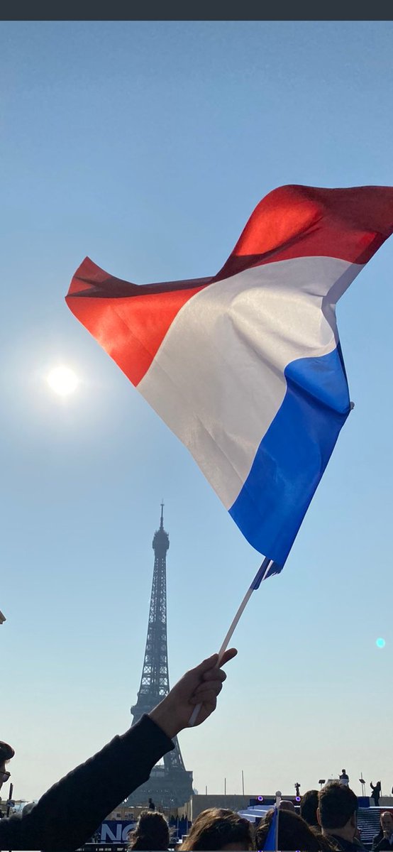 Bonjour tout le monde ♥️
  une journée historique j'espère pleine d'espoir pour nos enfants également 🙏
  🇨🇵Tous aux urnes 📩📢