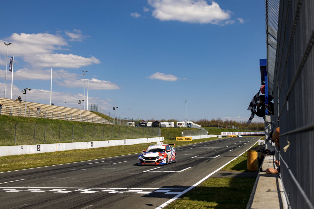SID_Marketing's tweet photo. Traumstart für @jessbackman! Die @Hyundai-Fahrerin ließ beim Saisonstart der @ADAC #TCRGermany in #Oschersleben alle Männer hinter sich und gewann das erste Saisonrennen vor #MartinAndersen und #JonasKarklys. Am Sonntag Nachmittag folgt das 2. Rennen. 👉 https://t.co/iWdmLxROI7 https://t.co/oZexpY6xhi