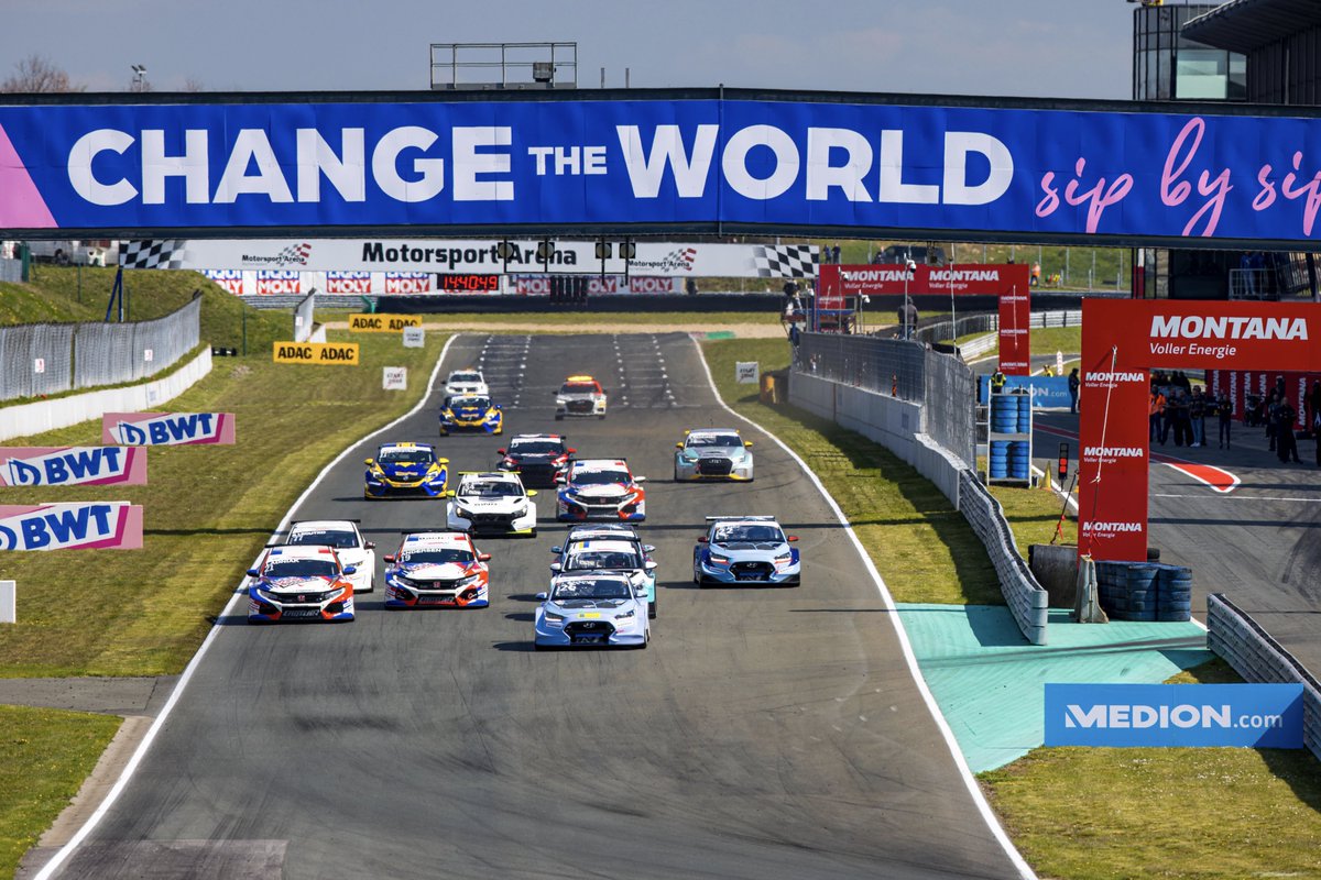 SID_Marketing's tweet photo. Traumstart für @jessbackman! Die @Hyundai-Fahrerin ließ beim Saisonstart der @ADAC #TCRGermany in #Oschersleben alle Männer hinter sich und gewann das erste Saisonrennen vor #MartinAndersen und #JonasKarklys. Am Sonntag Nachmittag folgt das 2. Rennen. 👉 https://t.co/iWdmLxROI7 https://t.co/oZexpY6xhi