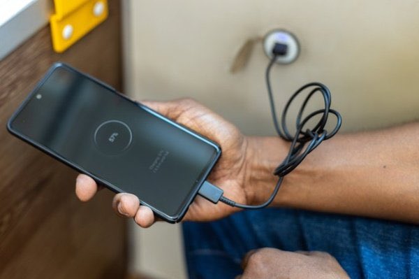 AfricaFactsZone's tweet photo. Ugandan made Kayoola Electric Buses have phone charging ports, proper lighting and also provide free WiFi for passengers. https://t.co/l9CjkkdFFw