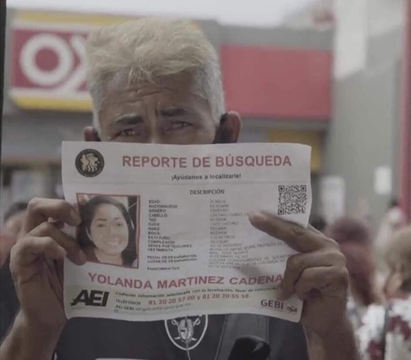 El es el papá de Yolanda cargando a Debanhi, lleva un mes sin saber de su hija, deberíamos hacer viral el caso de Yolanda, ella salió a buscar trabajo y no volvió, su hija la espera en su hogar, su papá no cuenta con los recursos.

#TeBuscamosYolanda