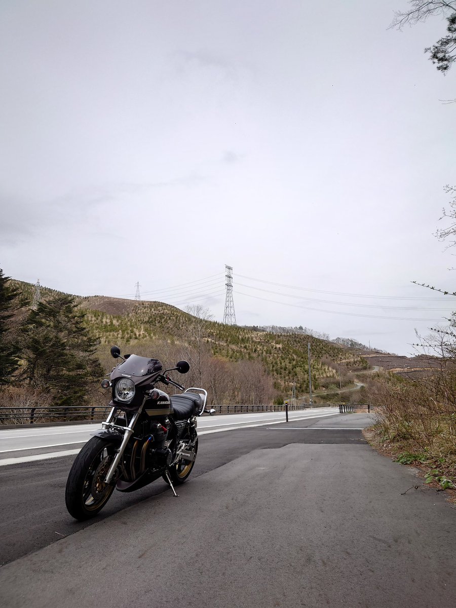 te71caro's tweet photo. ゼファーで散歩🏍
カブと操作感違い過ぎて乗り始めめっちゃ違和感💦
寒いから早く帰ろう💨 https://t.co/yxAkeVO50p