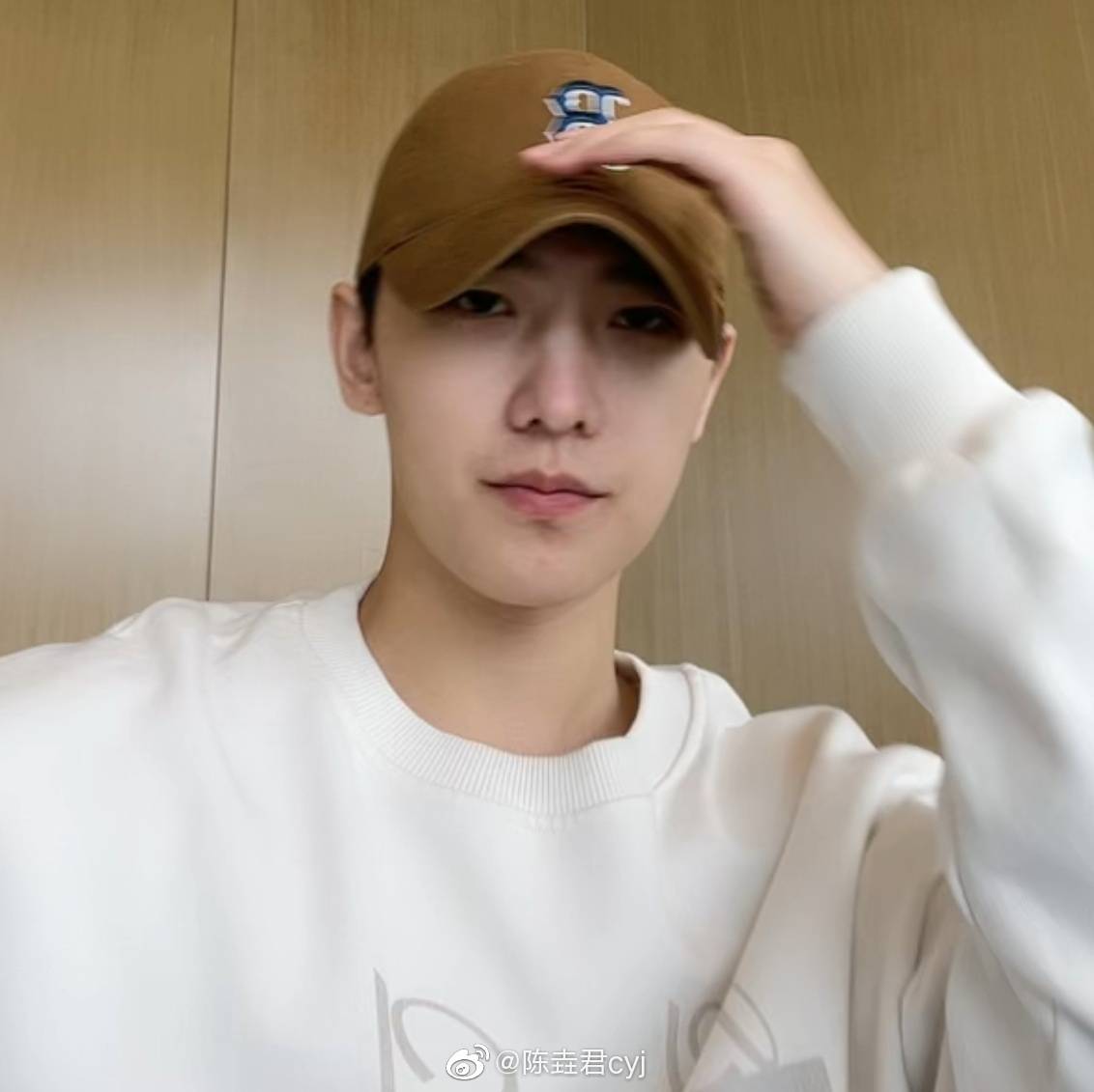 Y4NG183's tweet photo. I miss him! Hes got short hair i guess for his fireman role?

#yangyang https://t.co/FcUhTbzqak