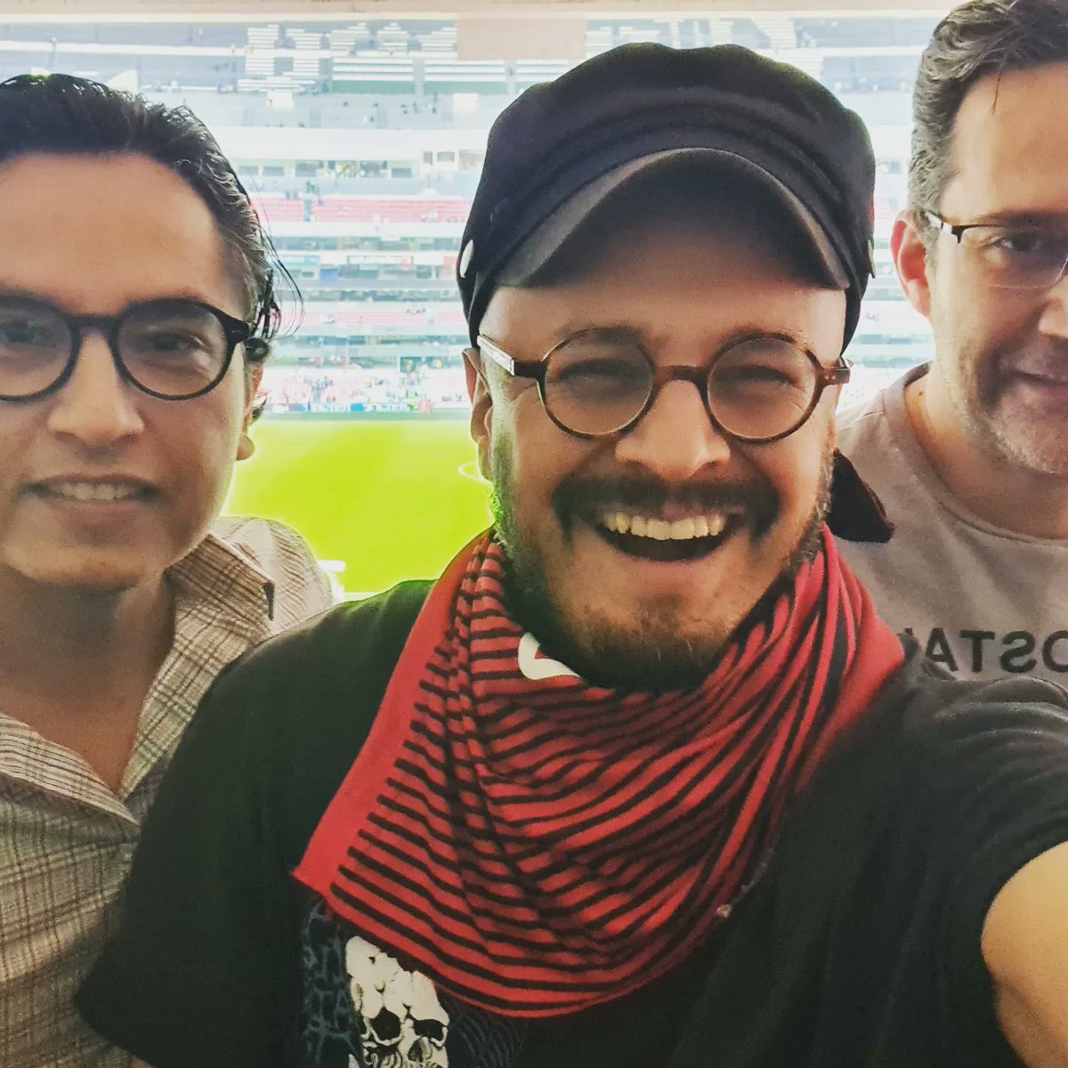 soycesar's tweet photo. De la serie #TardesDeEstadio les comparto esta joya titulada: "Eugenio se duerme". 😴⚽️
Importante: al despertar Eugenio aclaró: 
👉🏼 "La batucada me arrulló" 👀 @elojero
•
@maumendia #Massieu 
#EugenioSeDuerme #estadio #soccer #fut #Mexico #Futbol https://t.co/FnA0xajGT8