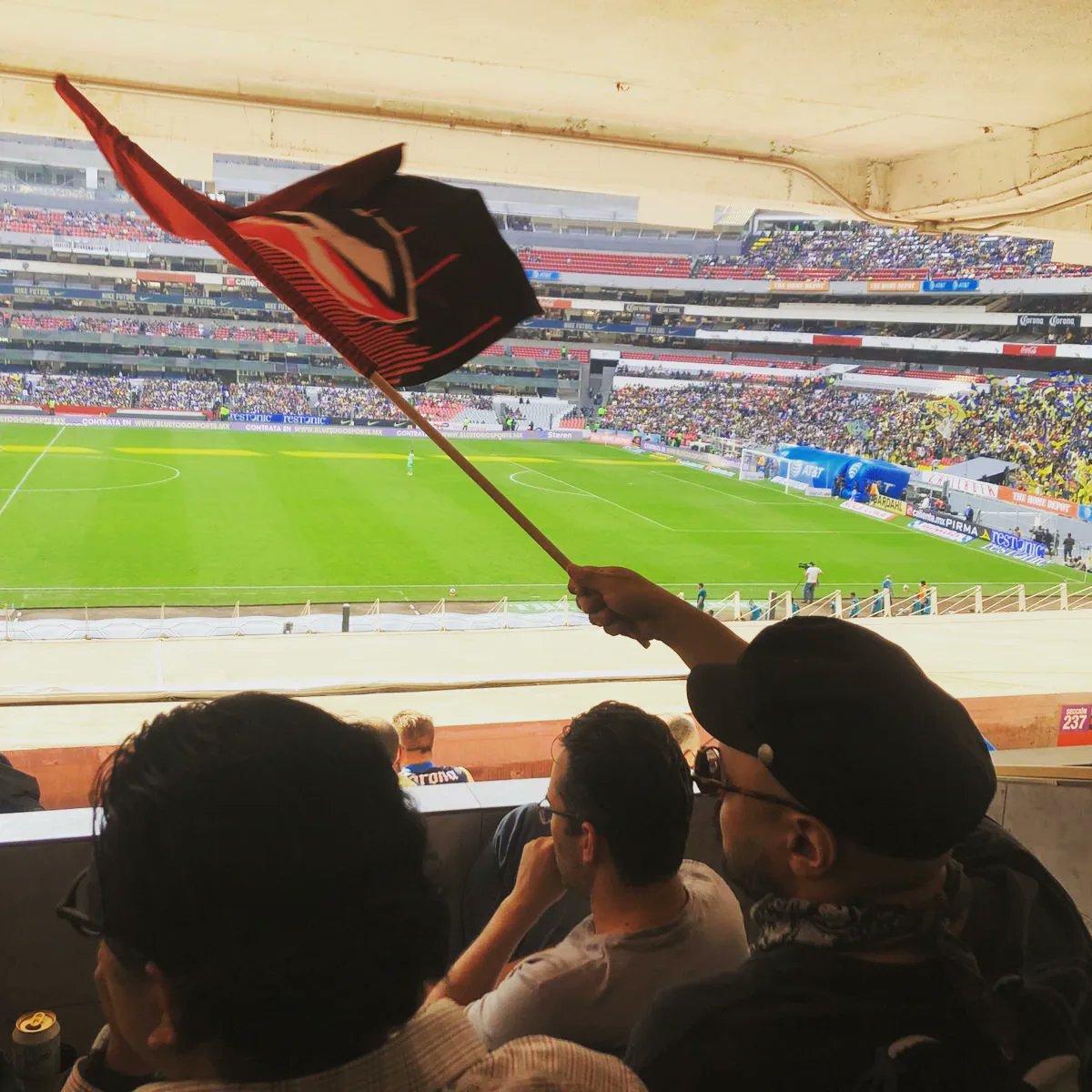 soycesar's tweet photo. De la serie #TardesDeEstadio les comparto esta joya titulada: "Eugenio se duerme". 😴⚽️
Importante: al despertar Eugenio aclaró: 
👉🏼 "La batucada me arrulló" 👀 @elojero
•
@maumendia #Massieu 
#EugenioSeDuerme #estadio #soccer #fut #Mexico #Futbol https://t.co/FnA0xajGT8