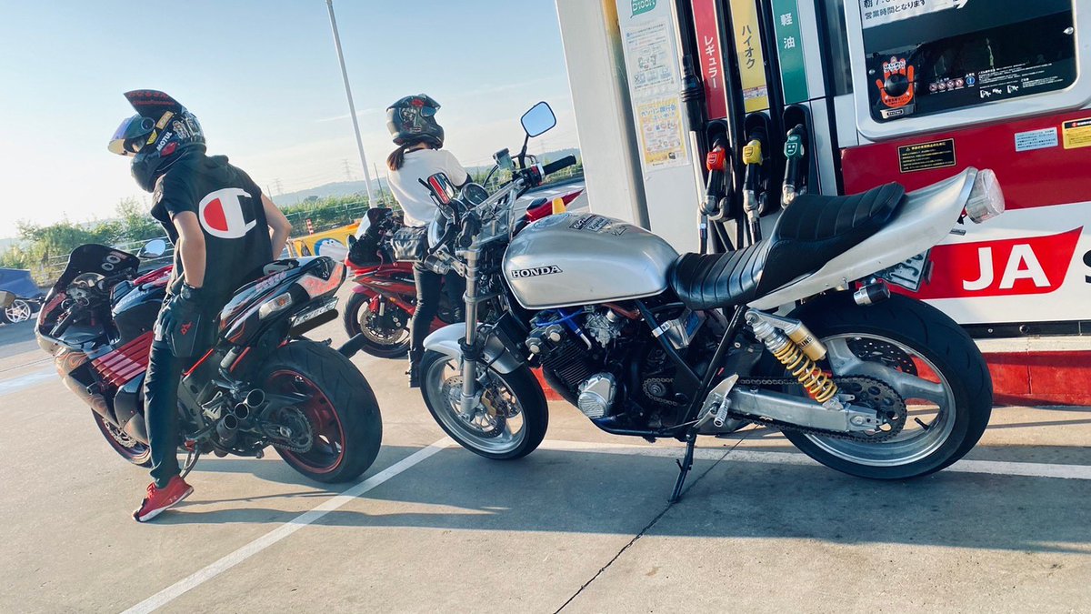 NaaaRuuuuuu's tweet photo. 性別：♂
年齢93年うまれ
住み：東京都
身長：170
愛車：#ZZR1400  #XTRAIL
好き: バイク #YAEH ネコ ゲーム アニメ 金爆  ポケモン ﾃﾞｭﾗﾗﾗ!! 
苦手：むし
一言：バイク部の金髪ピアス！おなるです！よろしく！
#バイク乗りとして軽く自己紹介
#バイク好きと繋がりたい
#バイク乗りと繋がりたい https://t.co/xXjfTFz6hC