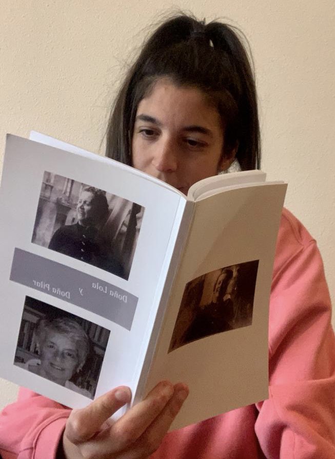 quintaporrua's tweet photo. 📚Este es un libro muy especial. Porque leer la historia de tu propia familia escrita por una de las personas que forman parte de ella es algo especial.¡Y muy bonito! Enhorabuena a la autora, a la familia lectora y a las #Profesqueleen de @quintaporrua😉. #SemanadelLibro2022 https://t.co/Q5lbxeolsI