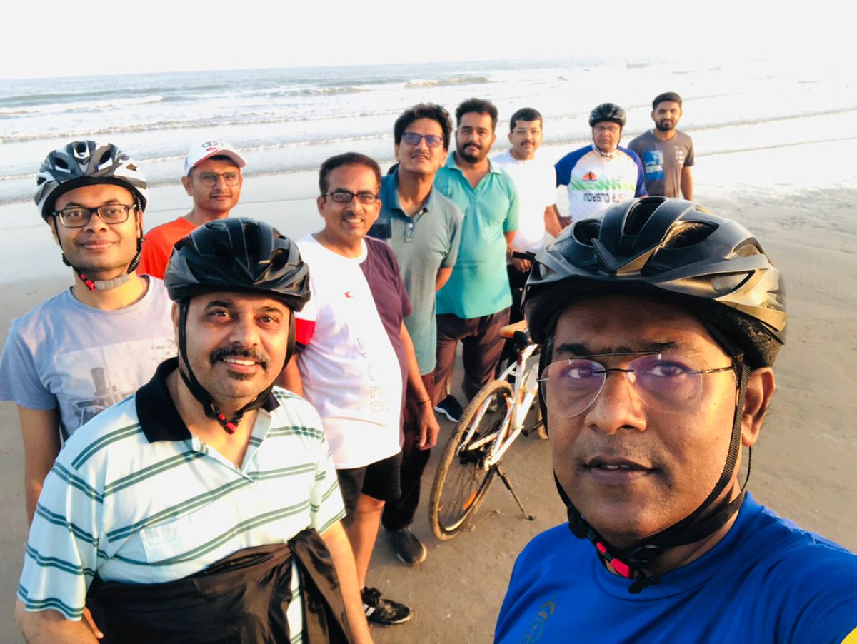 VinayToprani's tweet photo. કચ્છના માંડવી ને "બીચ સીટી" નું નામ શહેરના ૩ થી વધુ બીચ ની સુંદરતાને ધ્યાને રાખીને આપવામાં આવેલ છે.  આજે રવિવારની સવાર "સાયકલ મિત્રો"  સાથે એક ખૂબસૂરત મનમોહક બીચના કિનારે અવિસ્મરણીય બની રહી..  ચોખ્ખા ચણાક બીચ પર રવિવારનો સૂર્યોદય અદભુત ��તો. --> જે આવે તે માણે.. <-- https://t.co/cImXprR1aF