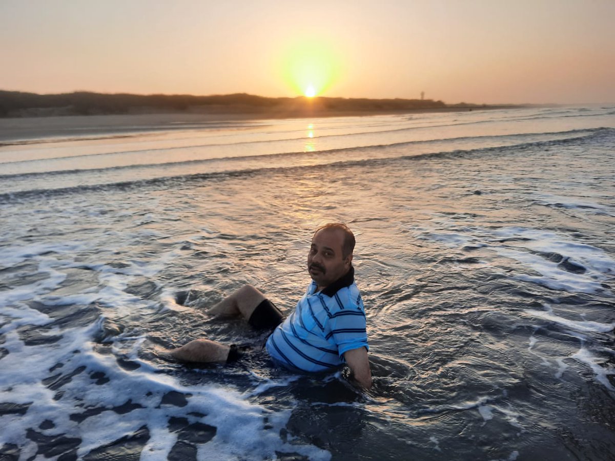 VinayToprani's tweet photo. કચ્છના માંડવી ને "બીચ સીટી" નું નામ શહેરના ૩ થી વધુ બીચ ની સુંદરતાને ધ્યાને રાખીને આપવામાં આવેલ છે.  આજે રવિવારની સવાર "સાયકલ મિત્રો"  સાથે એક ખૂબસૂરત મનમોહક બીચના કિનારે અવિસ્મરણીય બની રહી..  ચોખ્ખા ચણાક બીચ પર રવિવારનો સૂર્યોદય અદભુત ��તો. --> જે આવે તે માણે.. <-- https://t.co/cImXprR1aF