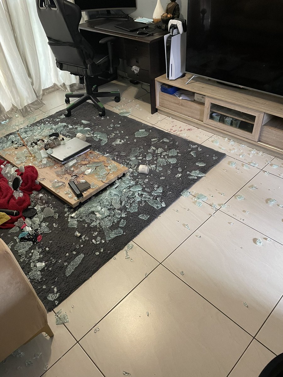 ThePeacefulKels's tweet image. Woke up to this …. Table shattered. Started checking around to see if someone broke in 😂