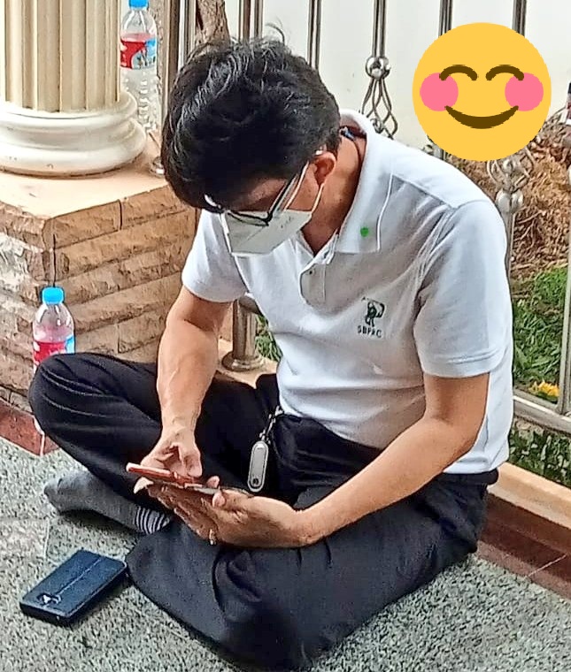 Mrsuwit2's tweet photo. ว่างเมื่อไหร่ก็ก้มหน้า.....
.... เพราะงานออนไลน์โลกโซเชียลมาแรง https://t.co/on0ME0eD2e