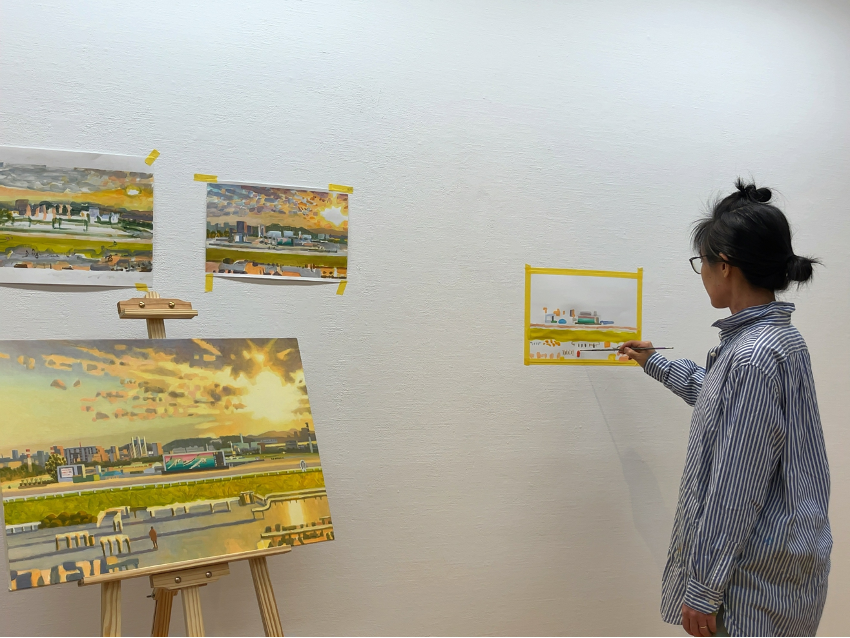 FuchuArtMuseum's tweet photo. 幸田千依さんの公開制作、本日は2日目です。競馬場を競馬場たらしめているのはなんだろう、と問いかけながら、ドローイングが描き進められていきます。広々とした芝生からスタートして、徐々に競馬場の姿が立ち上がってきました。 https://t.co/RwmiHvk95w