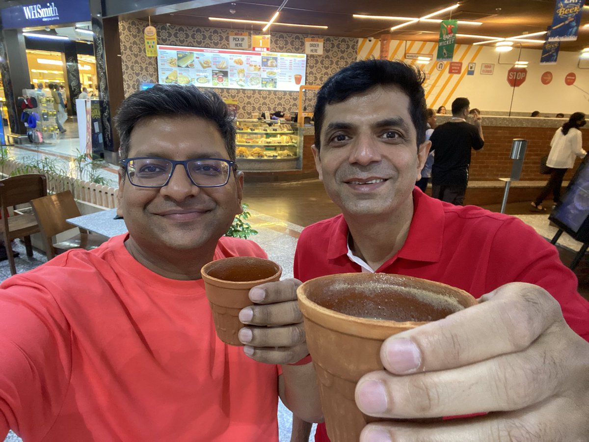 iamrakeshbansal's tweet photo. चाय का
अपना मिजाज निराला है, 
कभी कप
कभ�� कुल्लड़
और
कभी दोस्तों वाला ठिकाना
वो प्याला है....

With @kunalsaraogi https://t.co/ZYvMZKLGaI