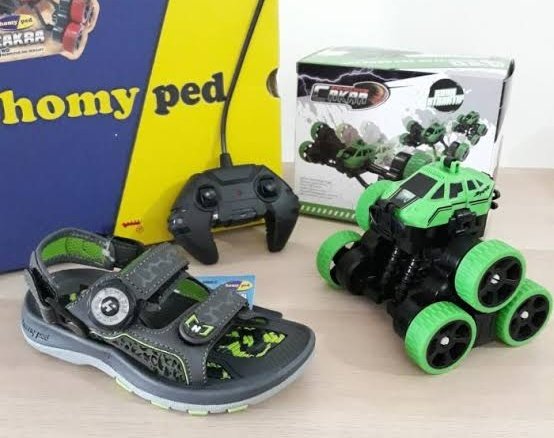 IchsanIcm's tweet photo. Saat kecil, sendal Homyped jadi pilihan utama. Alasannya sederhana, krn ada hadiah menarik. Meski msh tetap eksis, kini #Homyped bkn lagi pilihan utama anak-anak. Zaman berubah, selera tak sama. Apa kenangan hadiah Homyped yg plg kalian ingat? Sebutkan tahunnya. https://t.co/JK0SXwtYT3