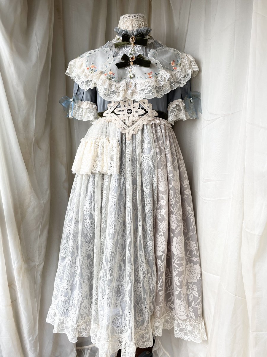 me_samansa's tweet photo. 🥀APOLIA collaboration Paradise 🥀

me-meno special dress✨

APOLIAの由来でもあるALICEや妖しい森をイメージして制作したドレス。ビーズや刺繍の花々の装飾。リボンブローチは取り外し可能。裏地つき。

Thankyou sold...♡  ((茉莉花 https://t.co/jO4AONPj8n