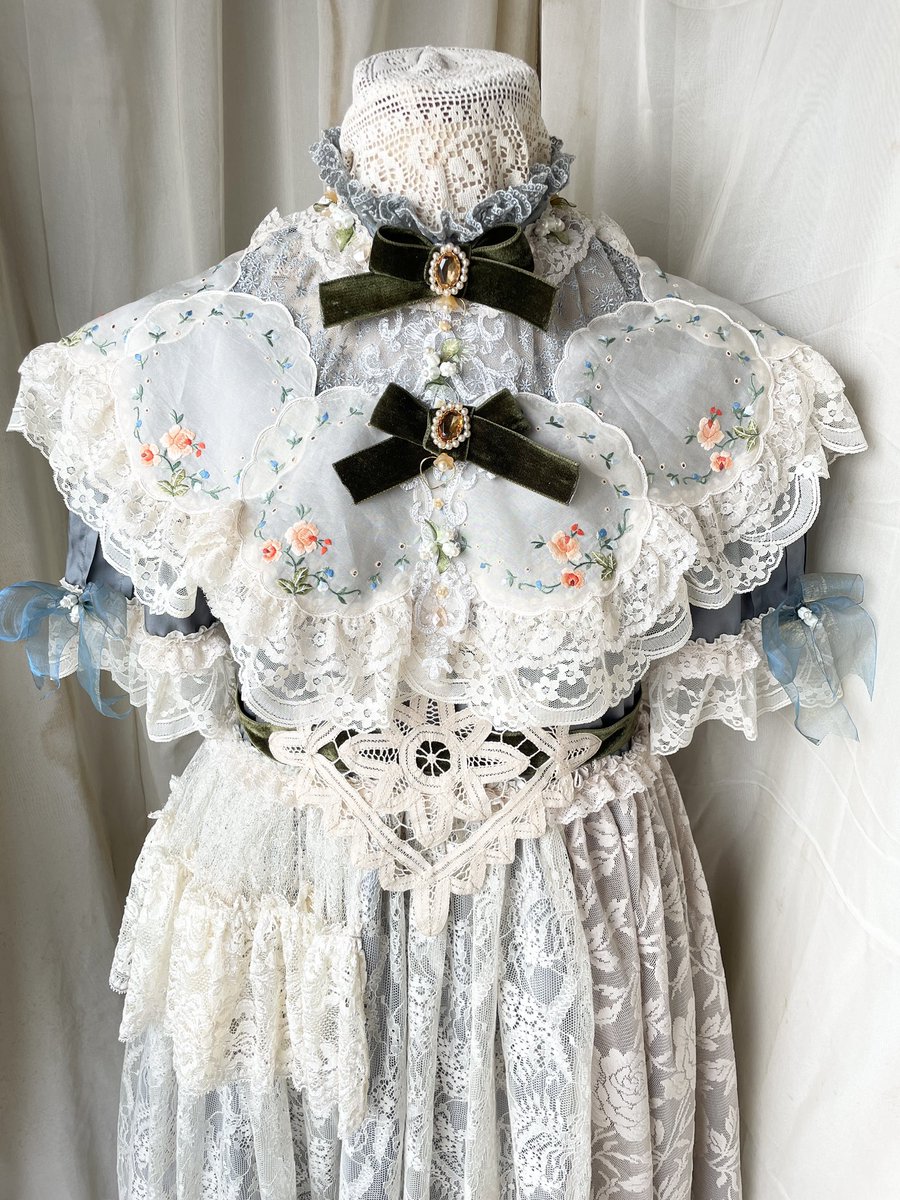 me_samansa's tweet photo. 🥀APOLIA collaboration Paradise 🥀

me-meno special dress✨

APOLIAの由来でもあるALICEや妖しい森をイメージして制作したドレス。ビーズや刺繍の花々の装飾。リボンブローチは取り外し可能。裏地つき。

Thankyou sold...♡  ((茉莉花 https://t.co/jO4AONPj8n