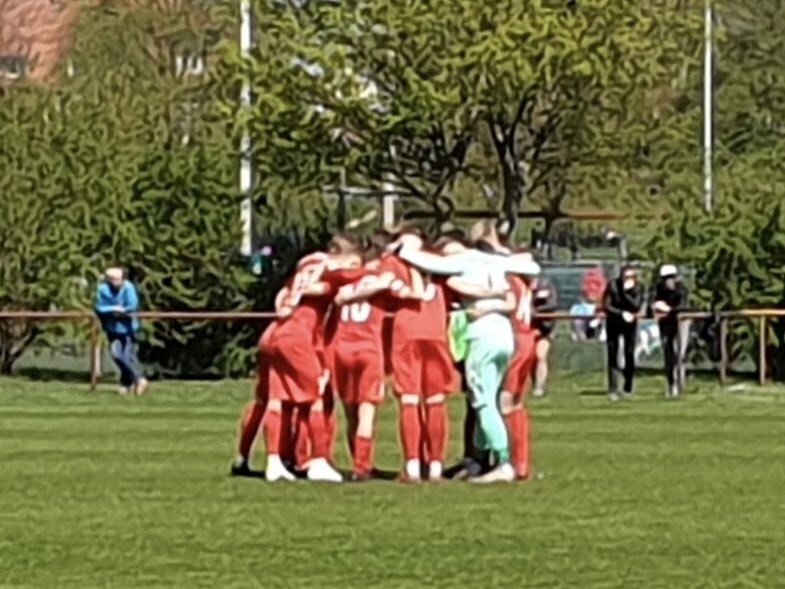 HFC_Jugend_2004's tweet photo. Gekämpft und nie aufgegeben: #HFCU19 holt gestern nach zweimaligem Rückstand einen verdienten 3:2-Sieg bei @werderbremen und damit drei ganz wichtige Punkte im Kampf um den Klassenerhalt!!!
#NurZusammen #HFC #HallescherFC @HallescherFC @DFB_Junioren
#SVWHFC
🔴⚪️⚽️💪 https://t.co/lLxy6pcqTX