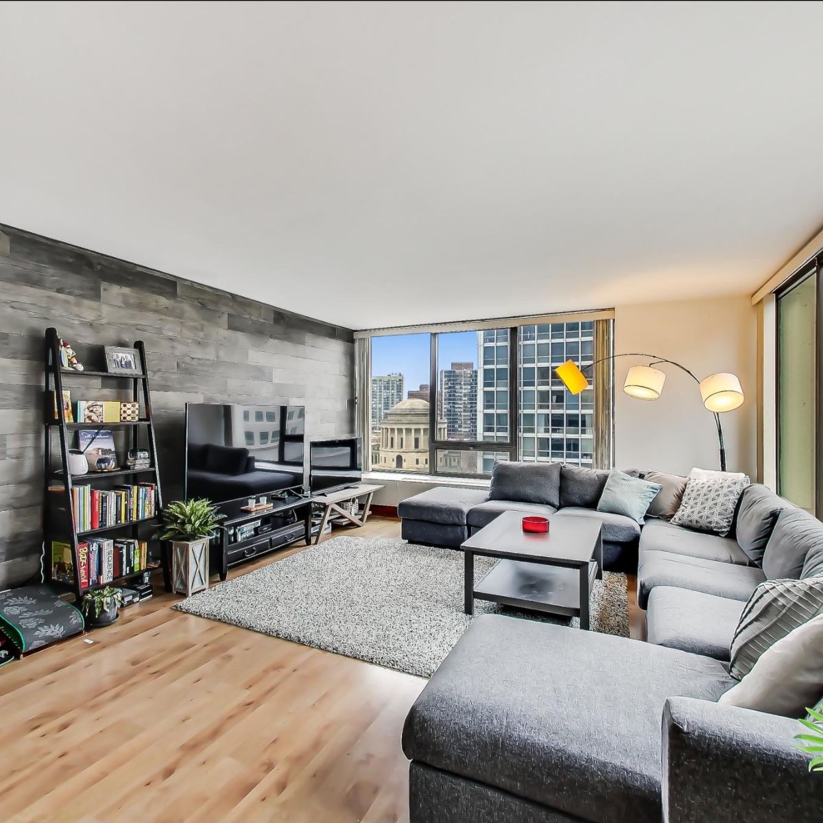 HomePartner's tweet image. EAST LAKEVIEW: 😍 Hard to Find 2 Bed Corner Unit at Popular 2800 N LSD 😍 First showings this weekend! DM for more info.  mailchi.mp/chicagohomepar…