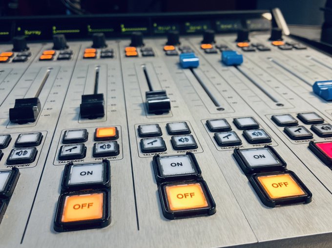 EmilyKJeffery's tweet photo. Lifting the faders on another #Sunday breakfast show @BBCSussex @BBCSurrey. Guests include 
@natwillnatter asking if the church is too middle class. There’s rhythm and blues music courtesy of 
@CofEGuildford and some #bird related music picks and concert news from @IIMFestival https://t.co/81TgkQJOpY
